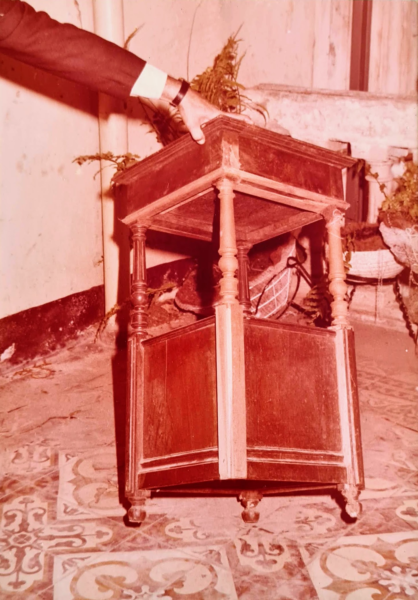 <span style="font-weight: 600">Comodino dell'artista Arturo Michelena</span> Restauro del Museo Michelena. Anno: 1978. Venezuela.