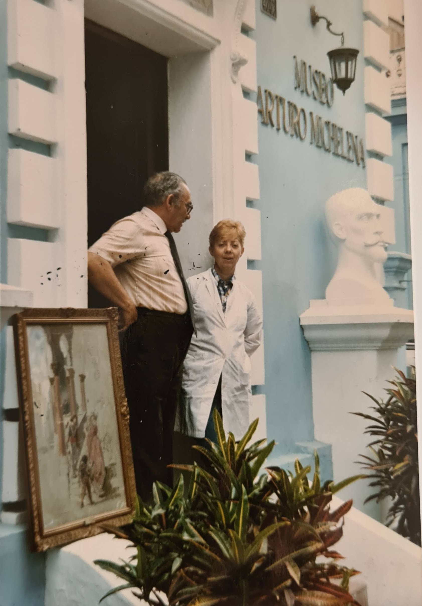 <span style="font-weight: 600">Museo Arturo Michelena, Caracas/Venezuela, anno 1978</span> Con il direttore Ramon Quintero Roldan. 
