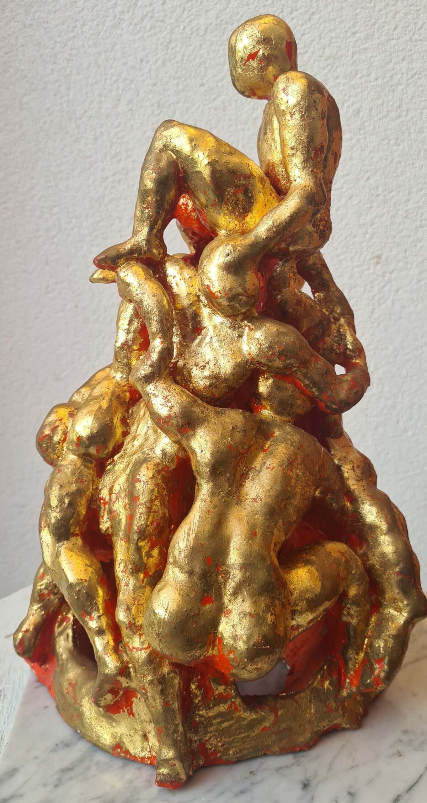 <span style="font-weight: 600">People</span> - Foglia d’oro,  su terracotta. Valutazione: €  4.600 Misure: 50 (h) x 28 (d) cm  Anno: 1990